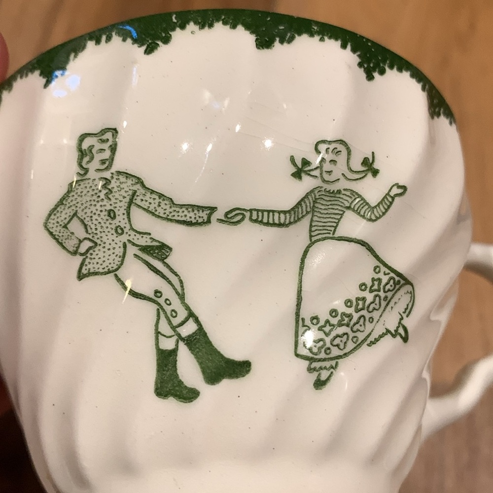 Cute country dancing couple green and white coffee cup in good vintage condition - Picture 4 of 4